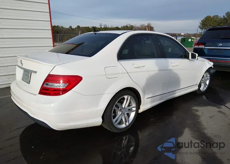 2013 Mercedes-Benz C 250 Sport z USA, uszkodzony, nr VIN WDDGF4HB2DR287519